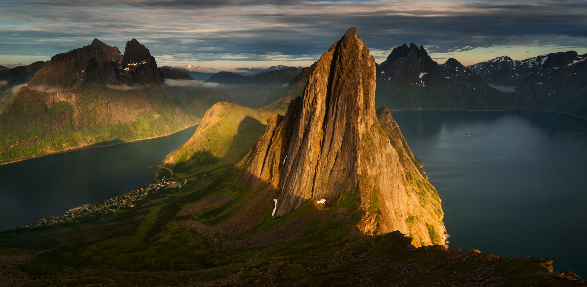 Veduta aerea dell'isola di Senja in Norvegia al tramonto, con le sue cime montuose aguzze che creano fiordi spettacolari. | Viaggio in Norvegia con Kel 12