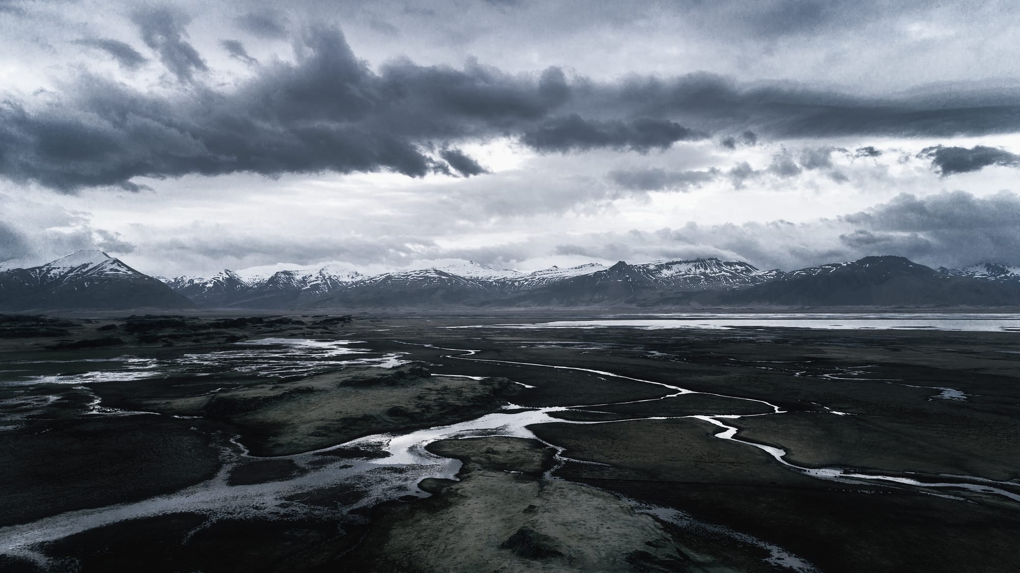 La grammatica dei fiumi glaciali: guadare negli altopiani d'Islanda