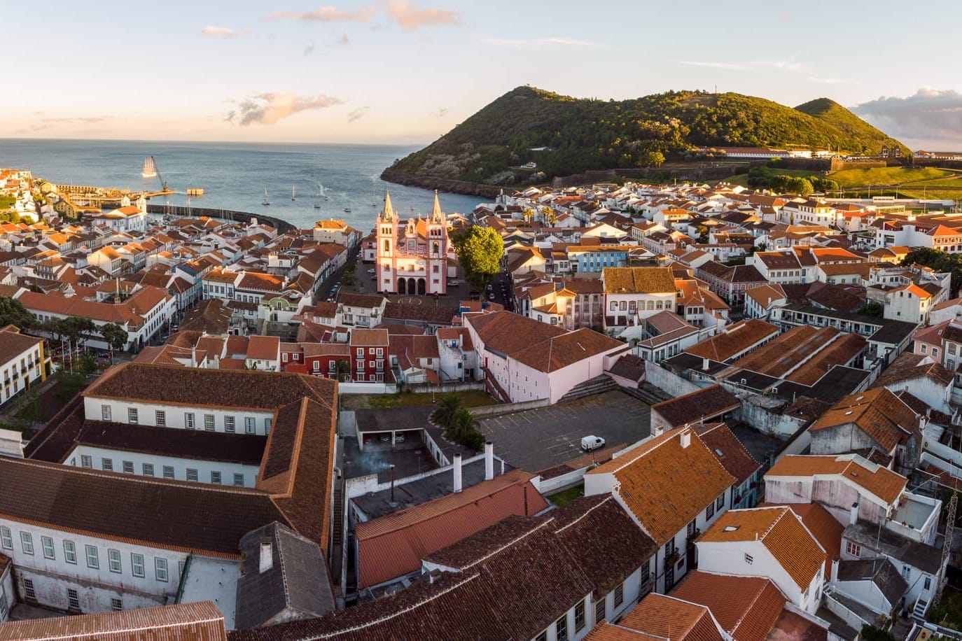 Veduta aerea di Angra do Heroísmo sull'isola di Terceira, Azzorre, città patrimonio UNESCO e cuore pulsante della storia e della cultura açoriana