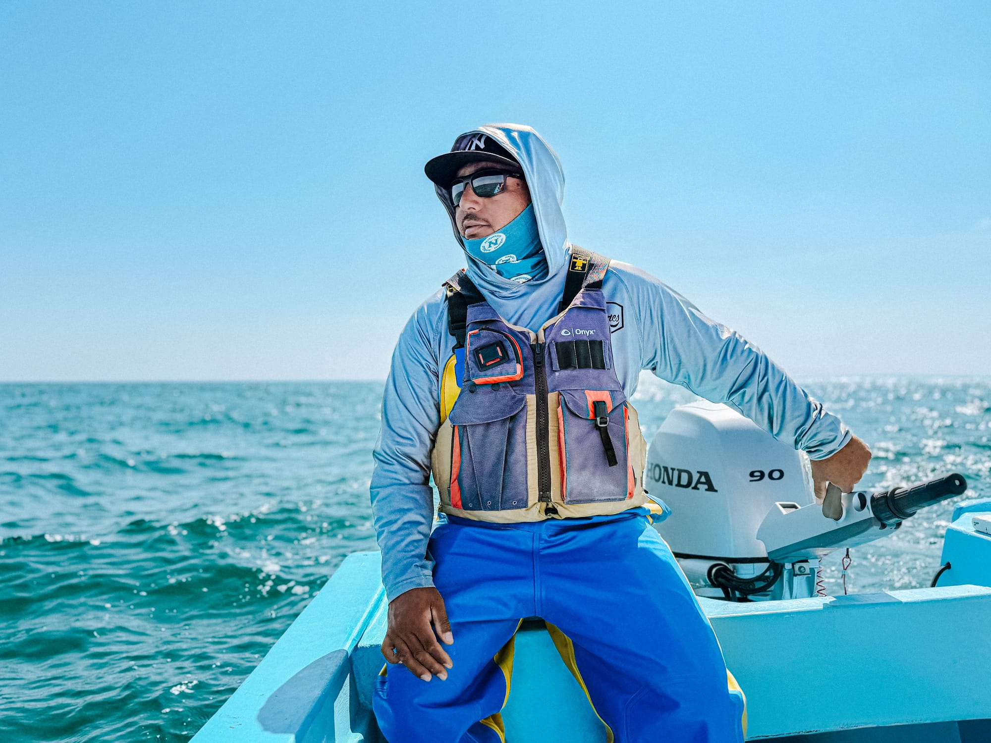 Choppy, esperto capitano locale e membro della comunità di San Ignacio, guida un'imbarcazione per il whale watching sostenibile.
