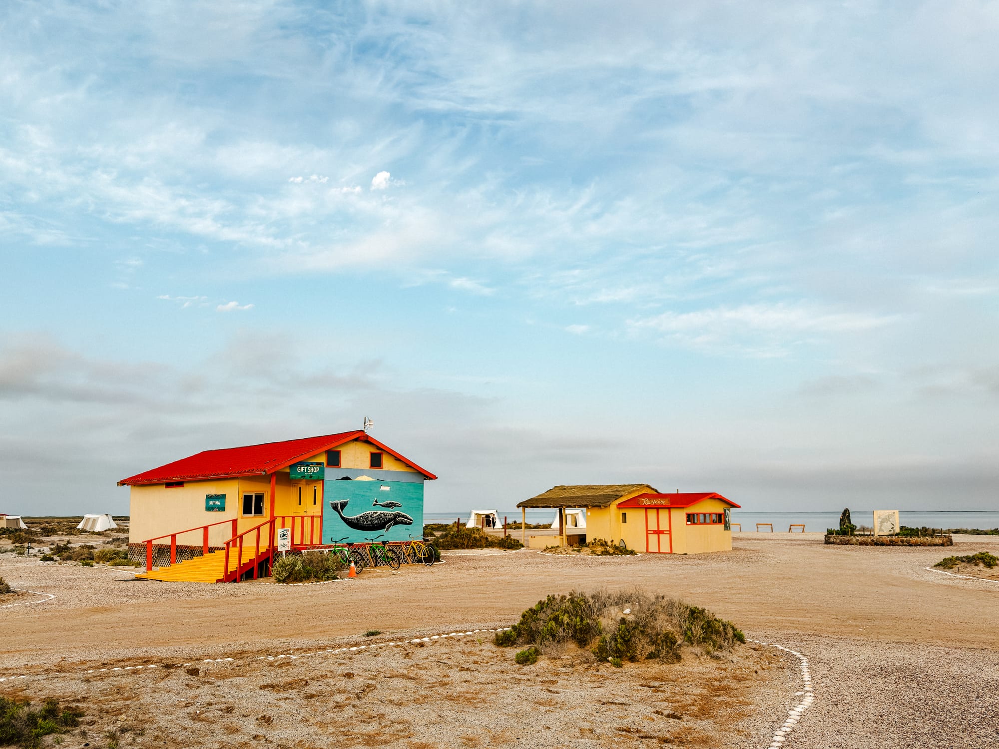 Veduta panoramica all'alba delle strutture a basso impatto ambientale del campo turistico sulle sponde della Laguna di San Ignacio.