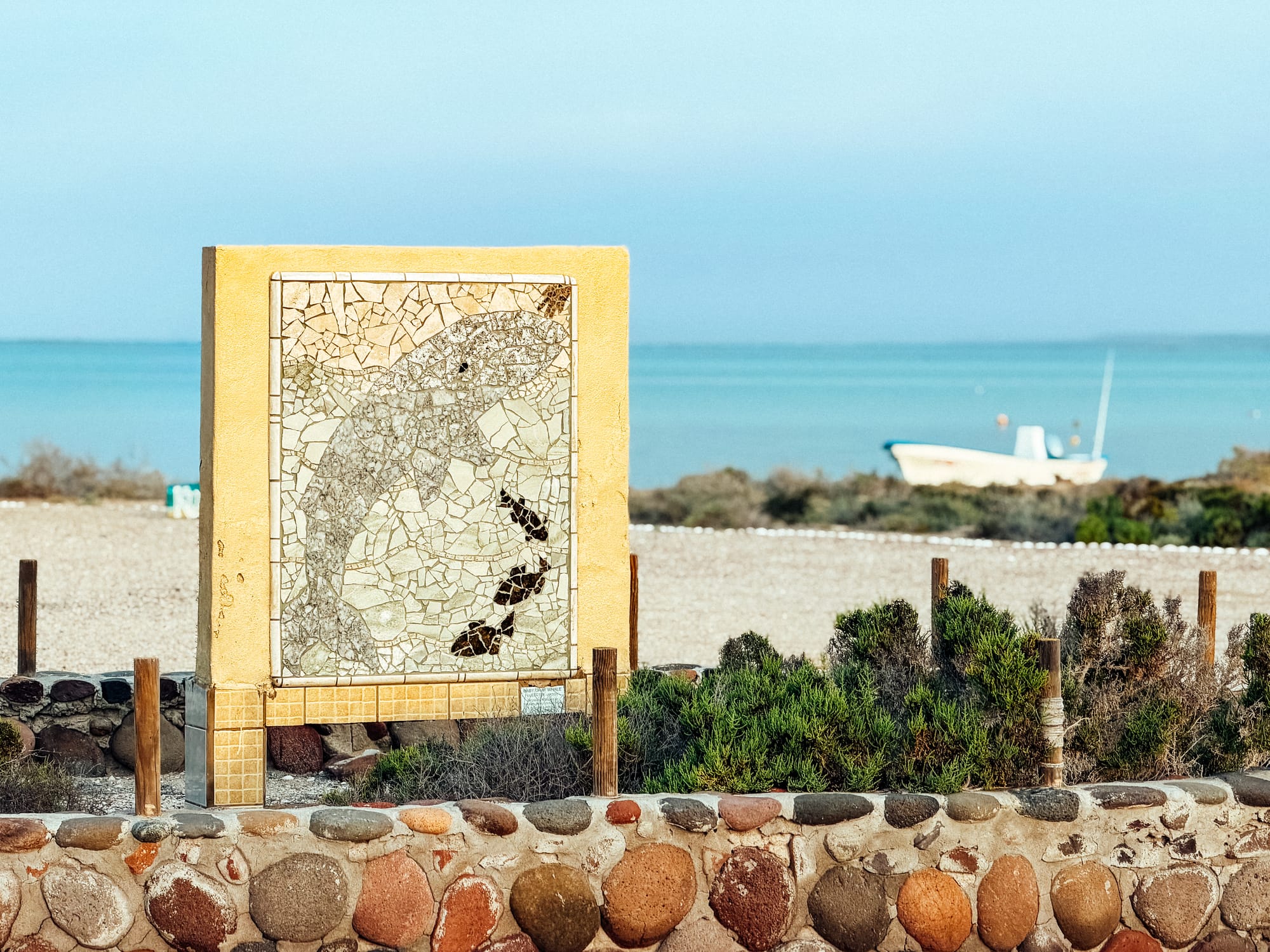 Un mosaico artistico raffigurante una balena grigia all'ingresso del campo ecosostenibile in Baja California Sur.