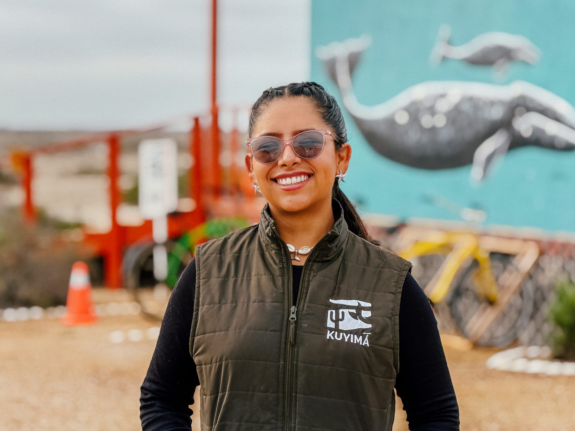 Primo piano di Alicia Calleros, biologa marina e guida naturalistica, impegnata nello studio e nella protezione della balena grigia a San Ignacio.
