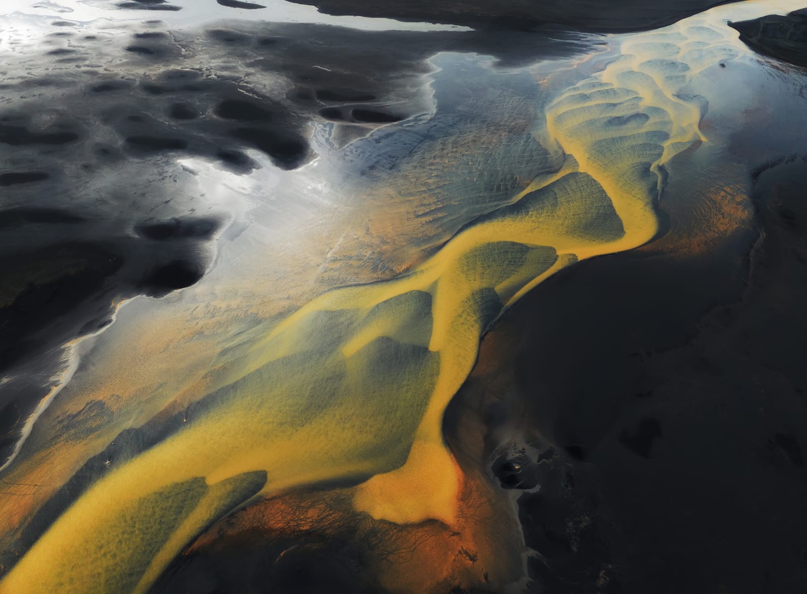 La grammatica dei fiumi glaciali: guadare negli altopiani d'Islanda